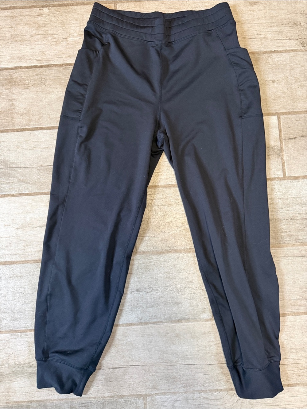 Fabletics On-The-Go Cold Weather Joggers M Short